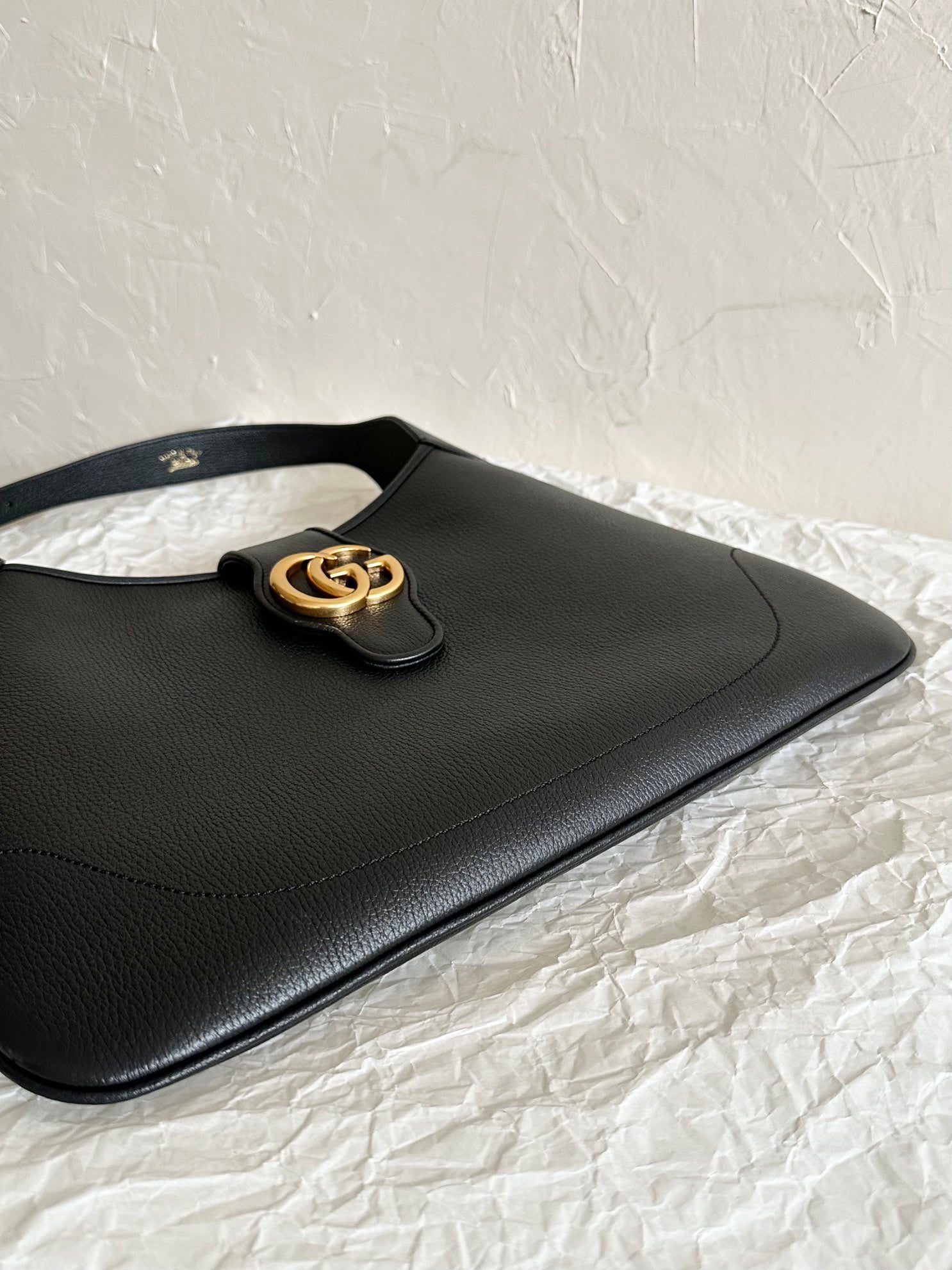 SAC À BANDOULIÈRE APHRODITE MOYEN 39 EN CUIR DE VEAU NOIR