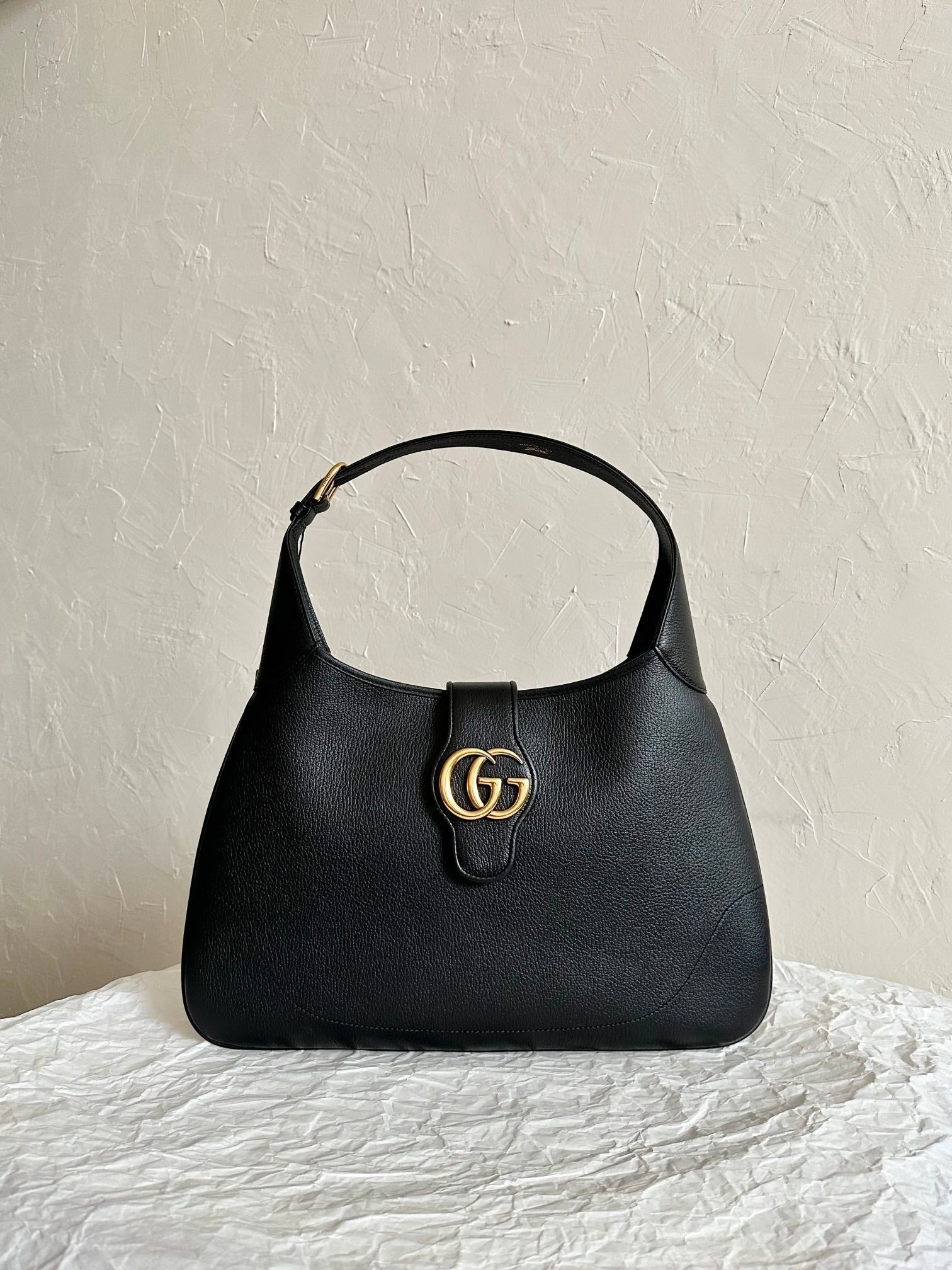 SAC À BANDOULIÈRE APHRODITE MOYEN 39 EN CUIR DE VEAU NOIR