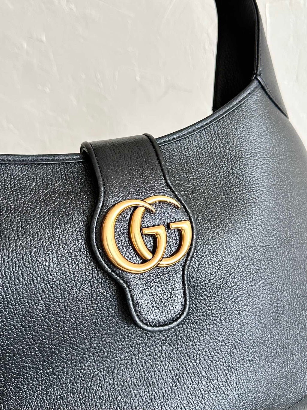 SAC À BANDOULIÈRE APHRODITE MOYEN 39 EN CUIR DE VEAU NOIR