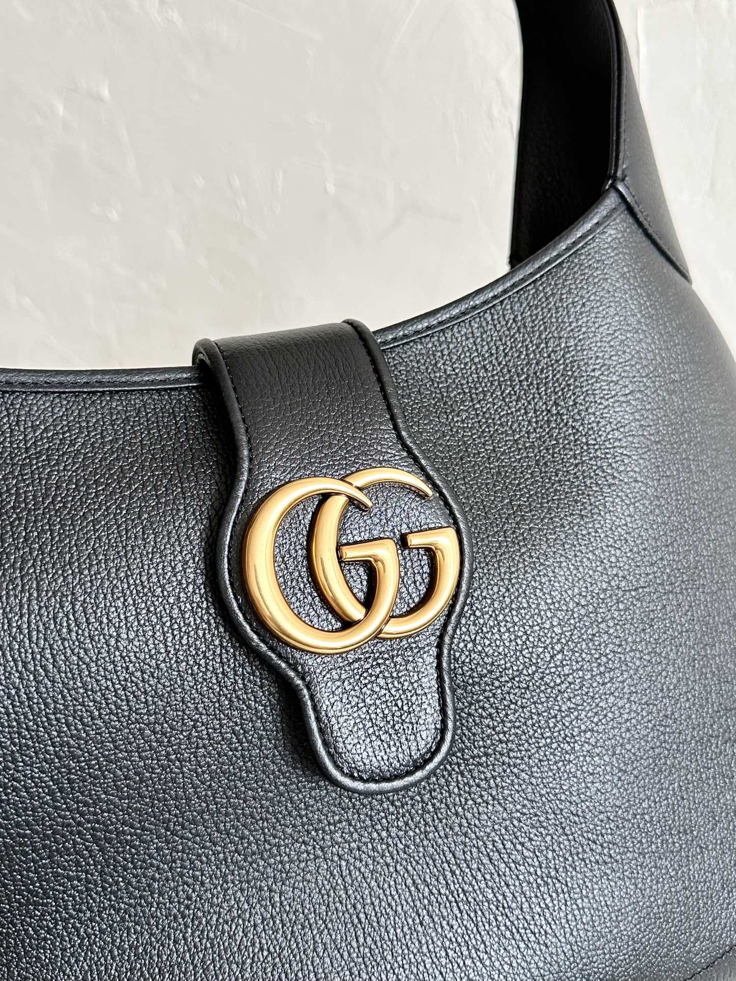 SAC À BANDOULIÈRE APHRODITE MOYEN 39 EN CUIR DE VEAU NOIR
