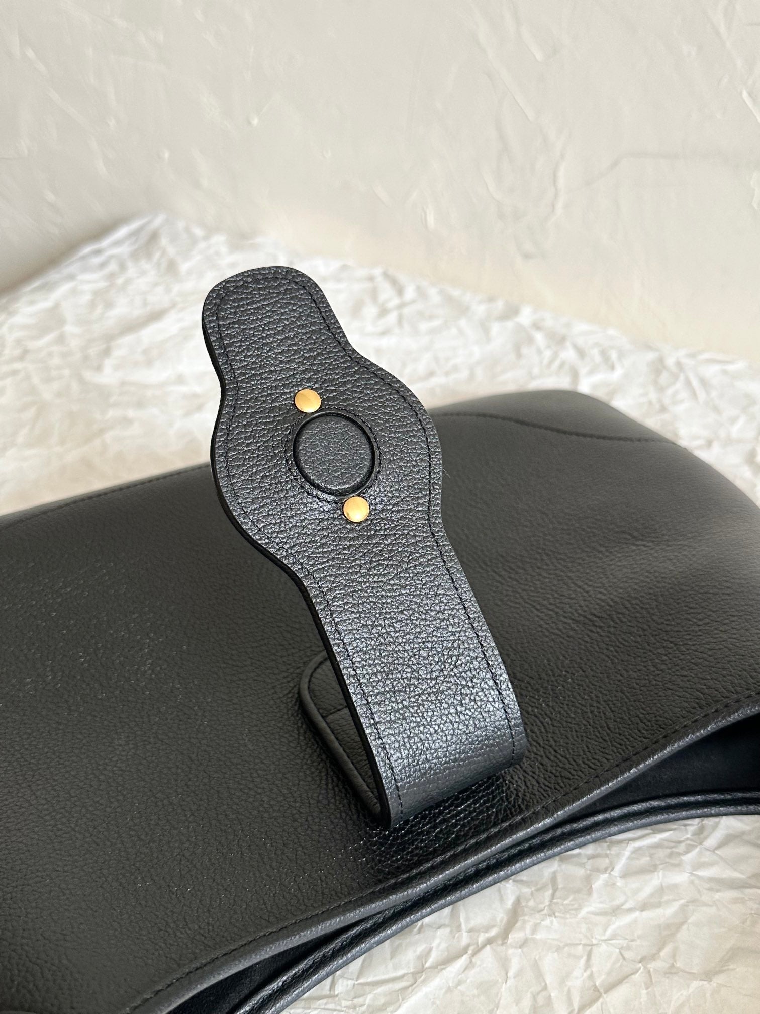 SAC À BANDOULIÈRE APHRODITE MOYEN 39 EN CUIR DE VEAU NOIR