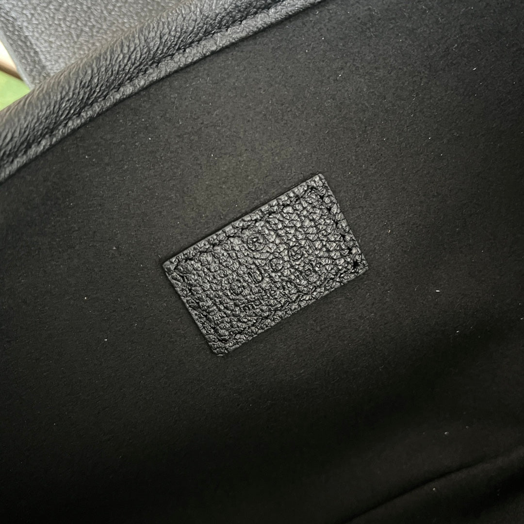 Petit sac bandoulière APHRODITE 27 en cuir de veau noir et métal doré