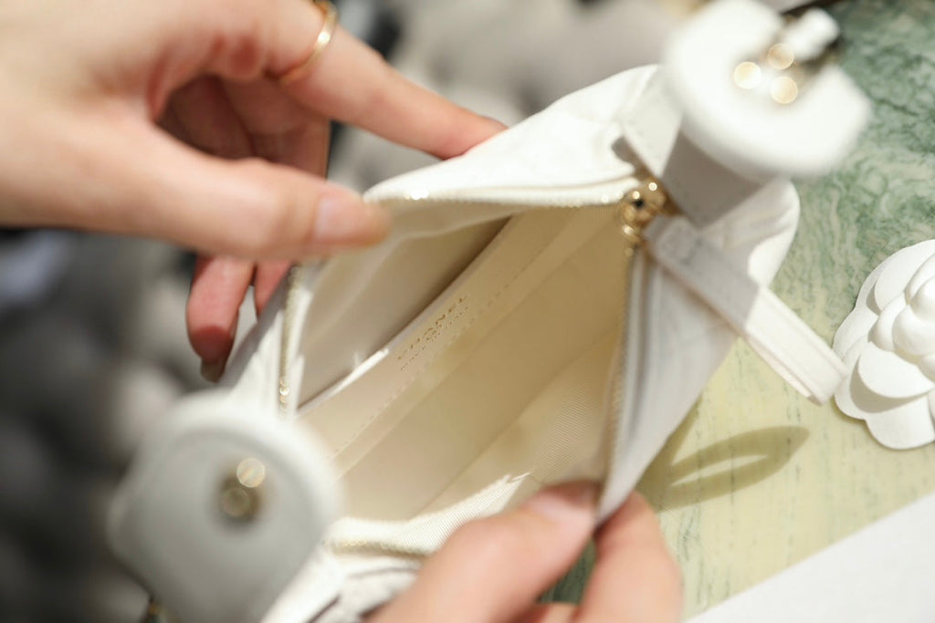 CC 23C WHITE MINI POUCH