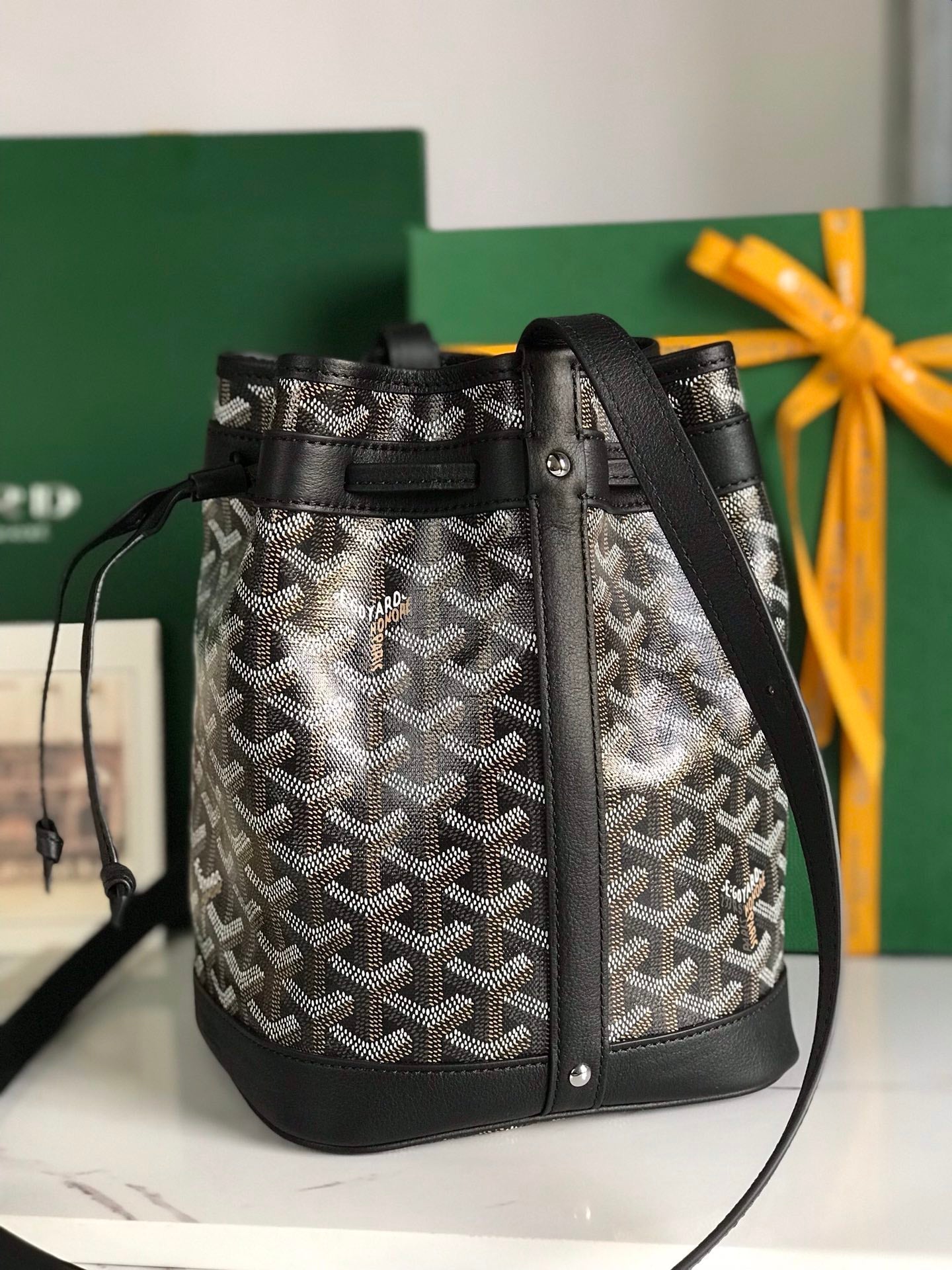SAC SEAU PETIT FLOT 22 EN TOILE GOYARDINE NOIRE ET BORDURE EN CUIR D'AGNEAU