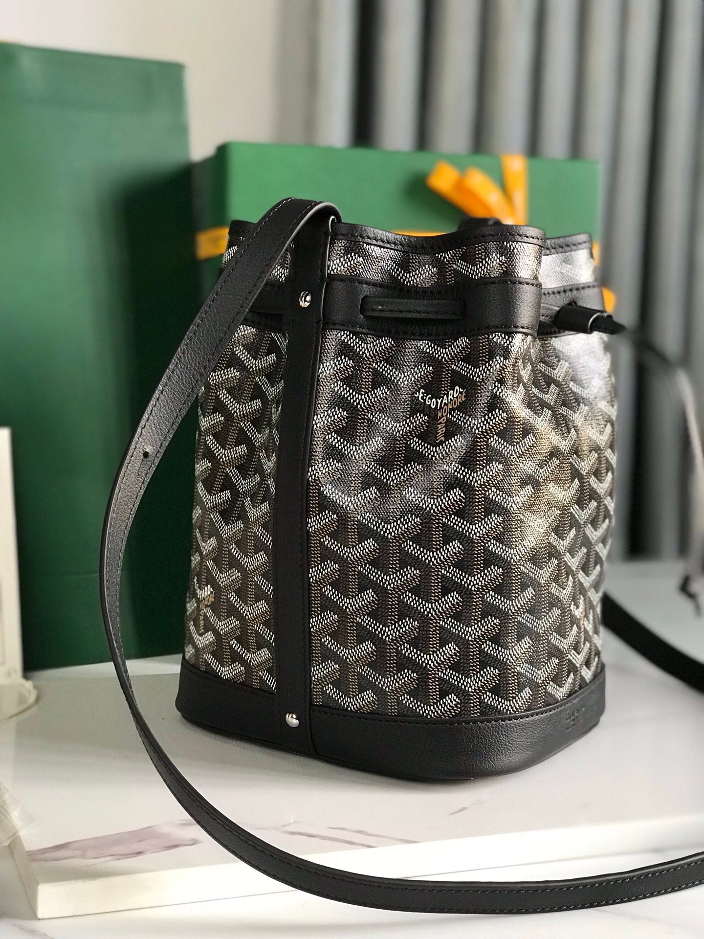 SAC SEAU PETIT FLOT 22 EN TOILE GOYARDINE NOIRE ET BORDURE EN CUIR D'AGNEAU