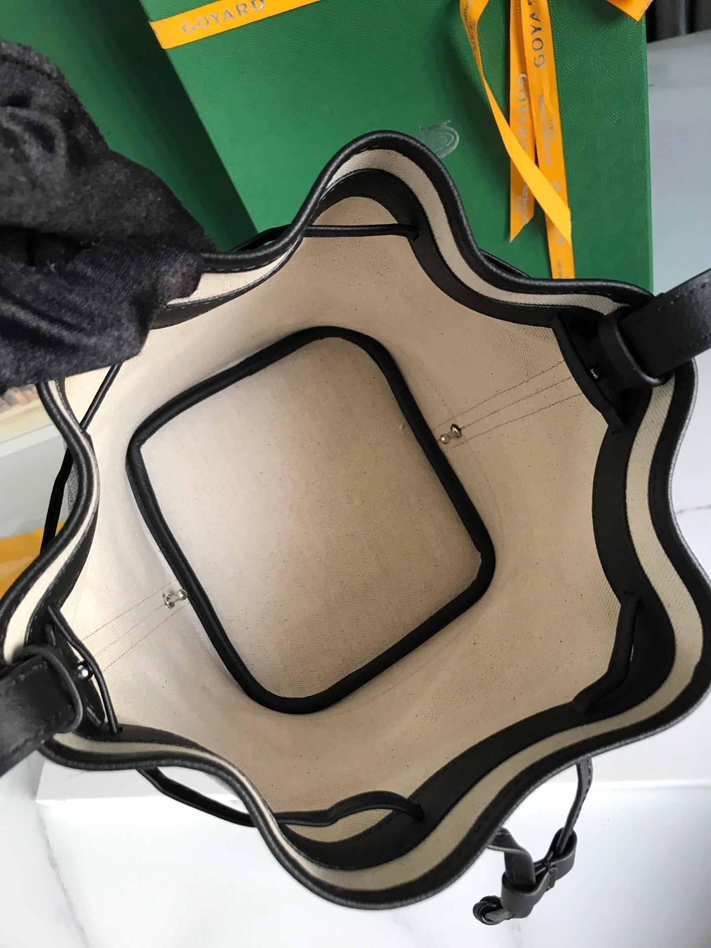 SAC SEAU PETIT FLOT 22 EN TOILE GOYARDINE NOIRE ET BORDURE EN CUIR D'AGNEAU