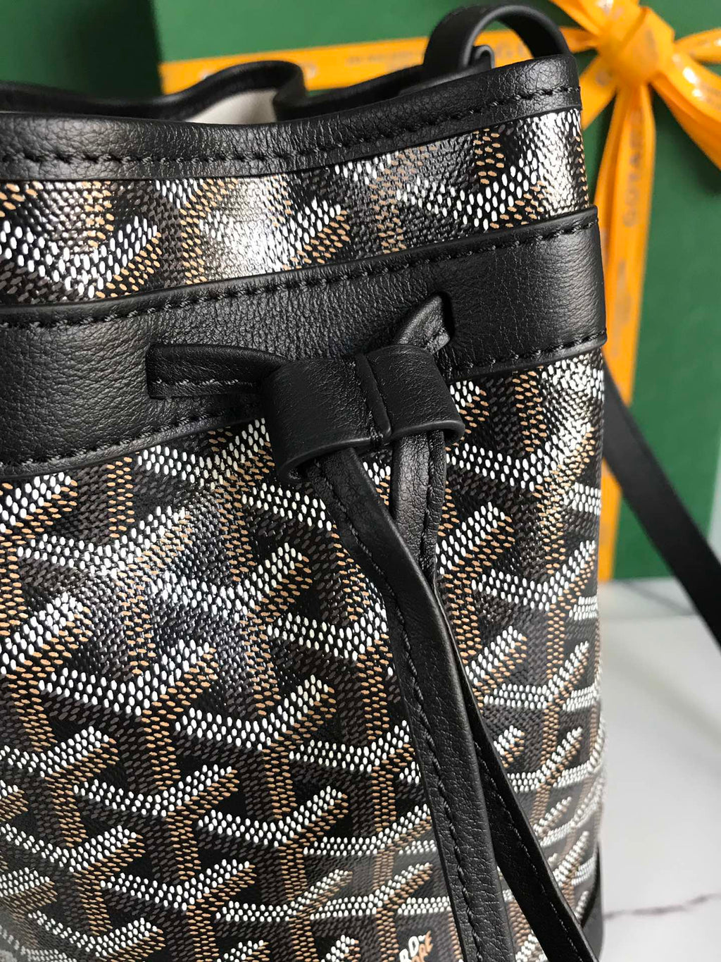 SAC SEAU PETIT FLOT 22 EN TOILE GOYARDINE NOIRE ET BORDURE EN CUIR D'AGNEAU