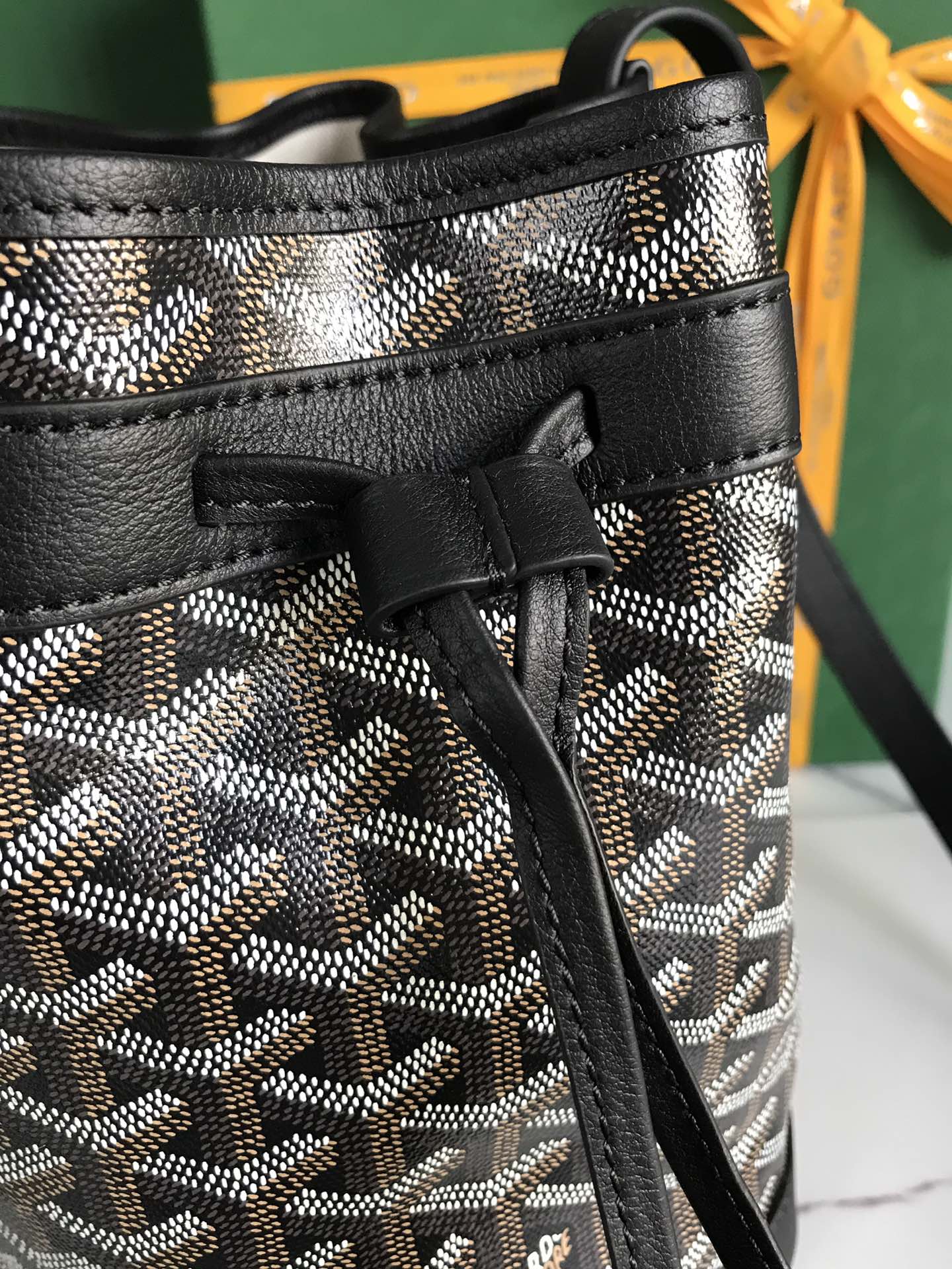 SAC SEAU PETIT FLOT 22 EN TOILE GOYARDINE NOIRE ET BORDURE EN CUIR D'AGNEAU