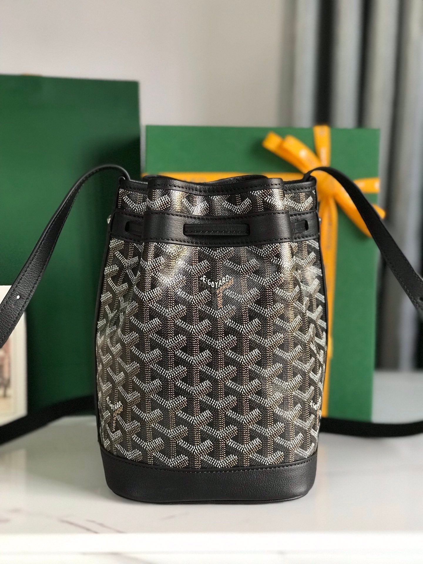 SAC SEAU PETIT FLOT 22 EN TOILE GOYARDINE NOIRE ET BORDURE EN CUIR D'AGNEAU