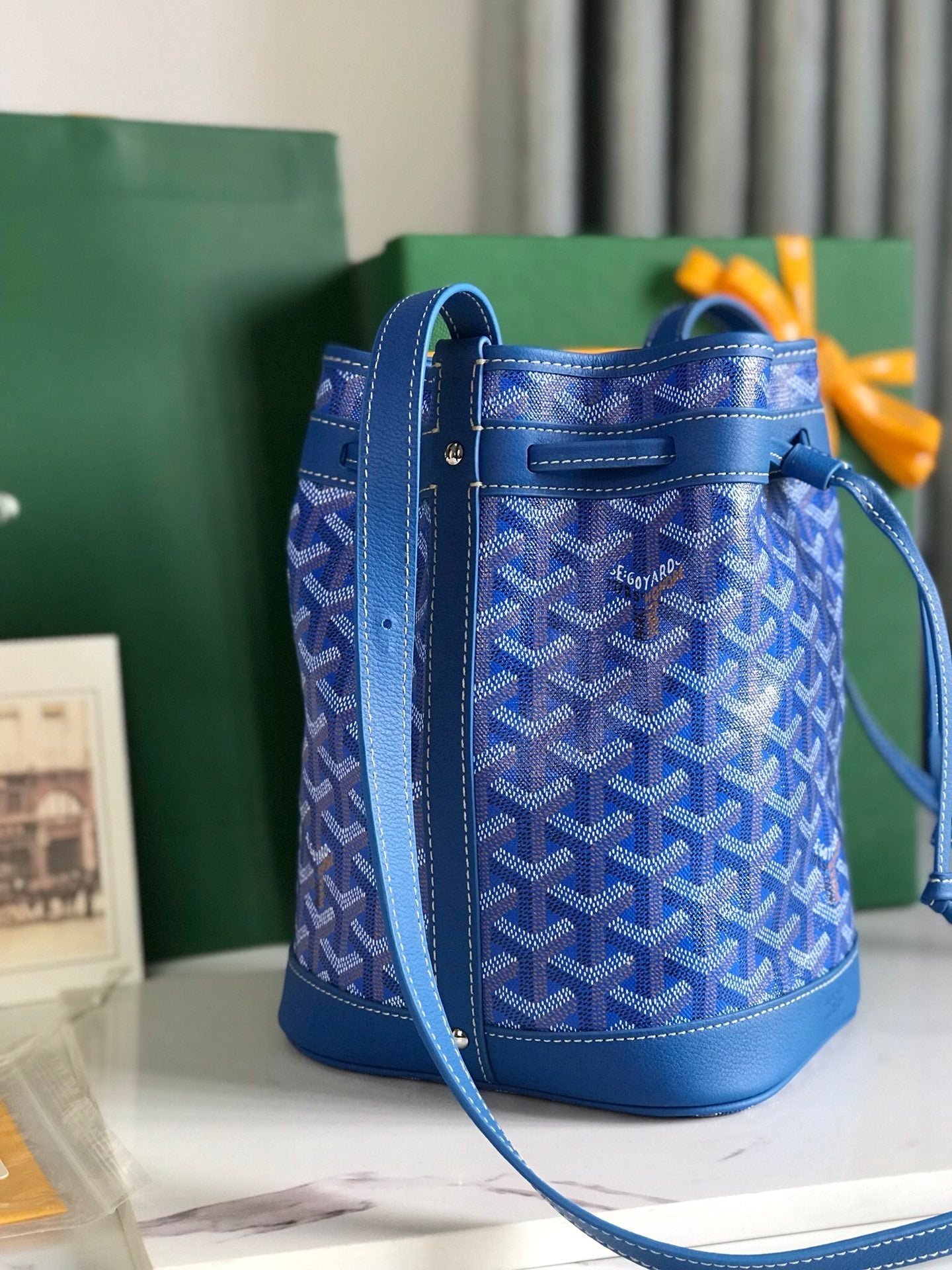 SAC SEAU PETIT FLOT 22 EN TOILE GOYARDINE BLEU SAPHIR ET GARNITURES EN AGNEAU