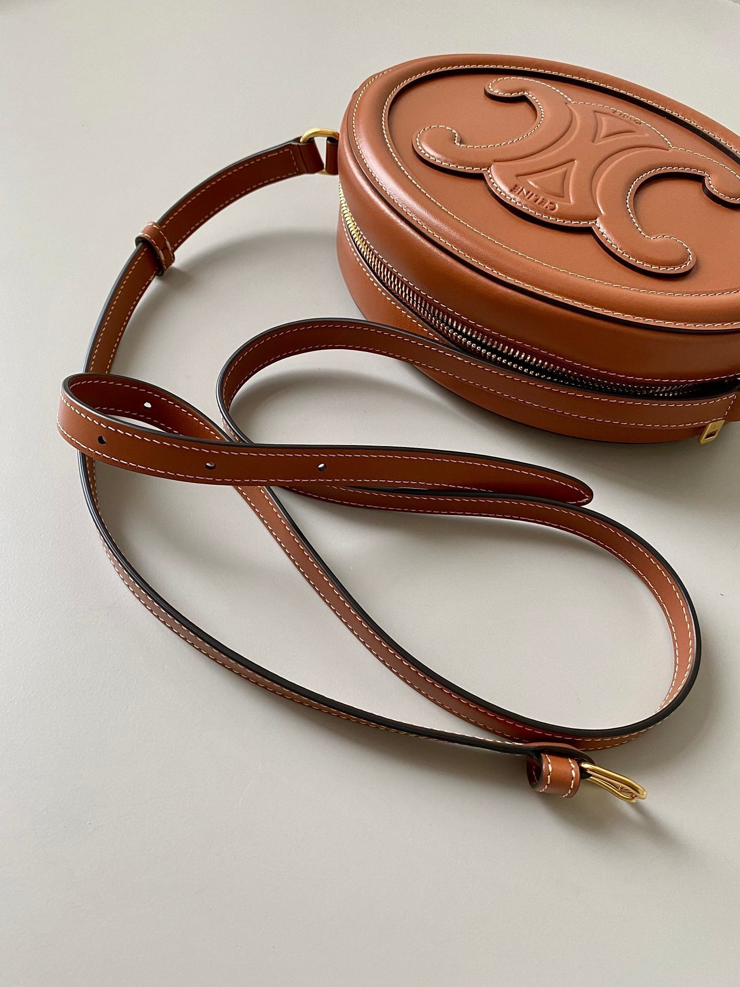 SAC OVALE 20 EN CUIR DE VEAU LISSE MARRON CANNELLE