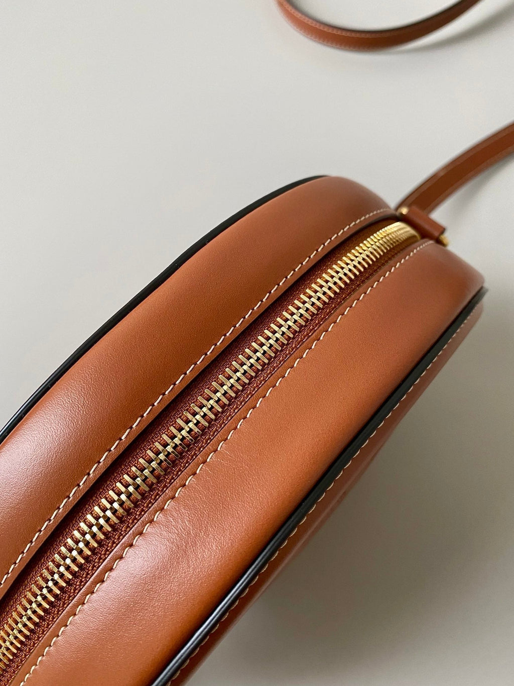 SAC OVALE 20 EN CUIR DE VEAU LISSE MARRON CANNELLE