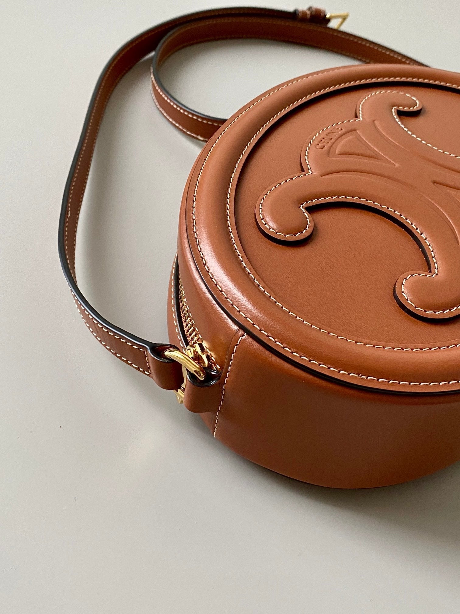 SAC OVALE 20 EN CUIR DE VEAU LISSE MARRON CANNELLE