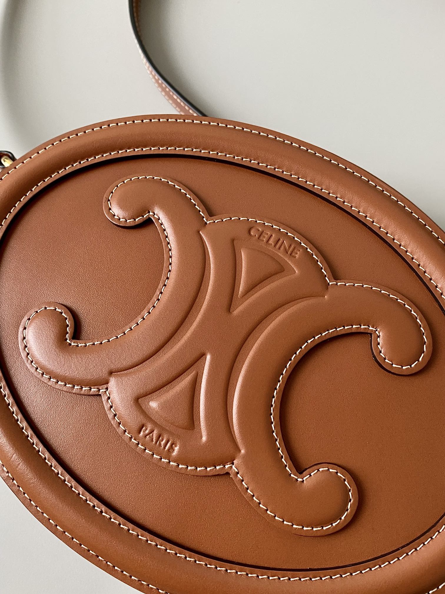 SAC OVALE 20 EN CUIR DE VEAU LISSE MARRON CANNELLE