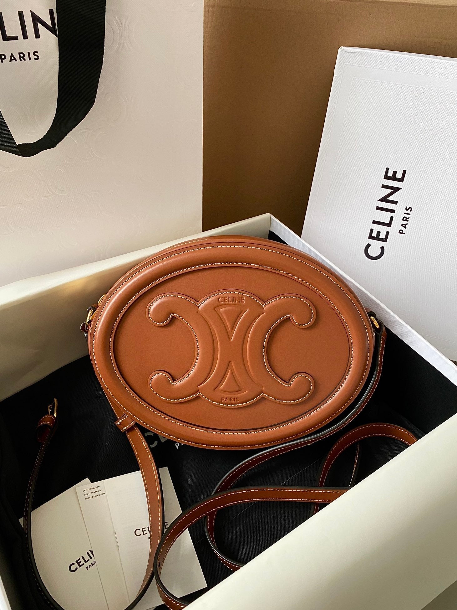 SAC OVALE 20 EN CUIR DE VEAU LISSE MARRON CANNELLE