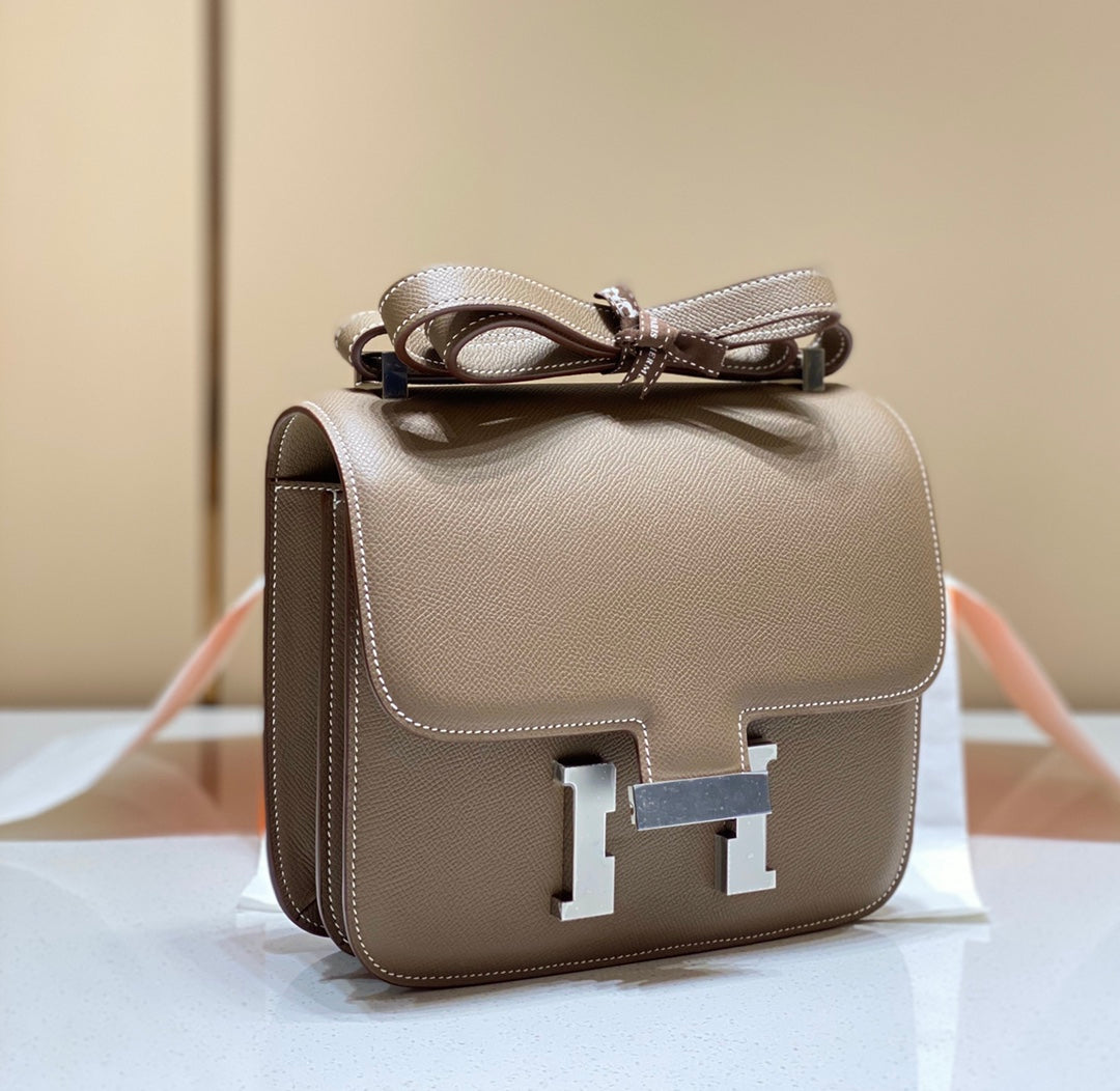 CONSTANCE 24 ETOUPE CUIR EPSOM QUINCAILLERIE ARGENTÉE