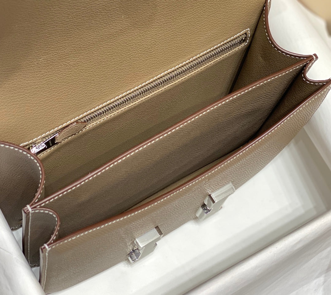 CONSTANCE 24 ETOUPE CUIR EPSOM QUINCAILLERIE ARGENTÉE