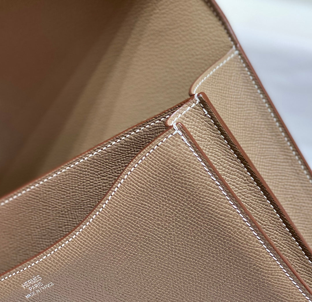 CONSTANCE 24 ETOUPE CUIR EPSOM QUINCAILLERIE ARGENTÉE