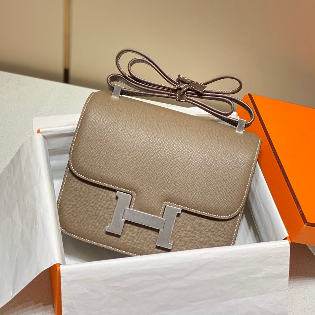 CONSTANCE 24 ETOUPE CUIR EPSOM QUINCAILLERIE ARGENTÉE