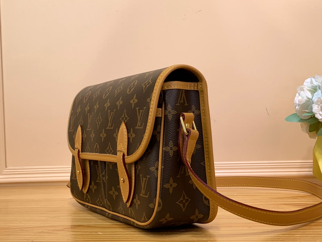 LV GIBECIERE 28CM TOILE MONOGRAMME MARRON 205872