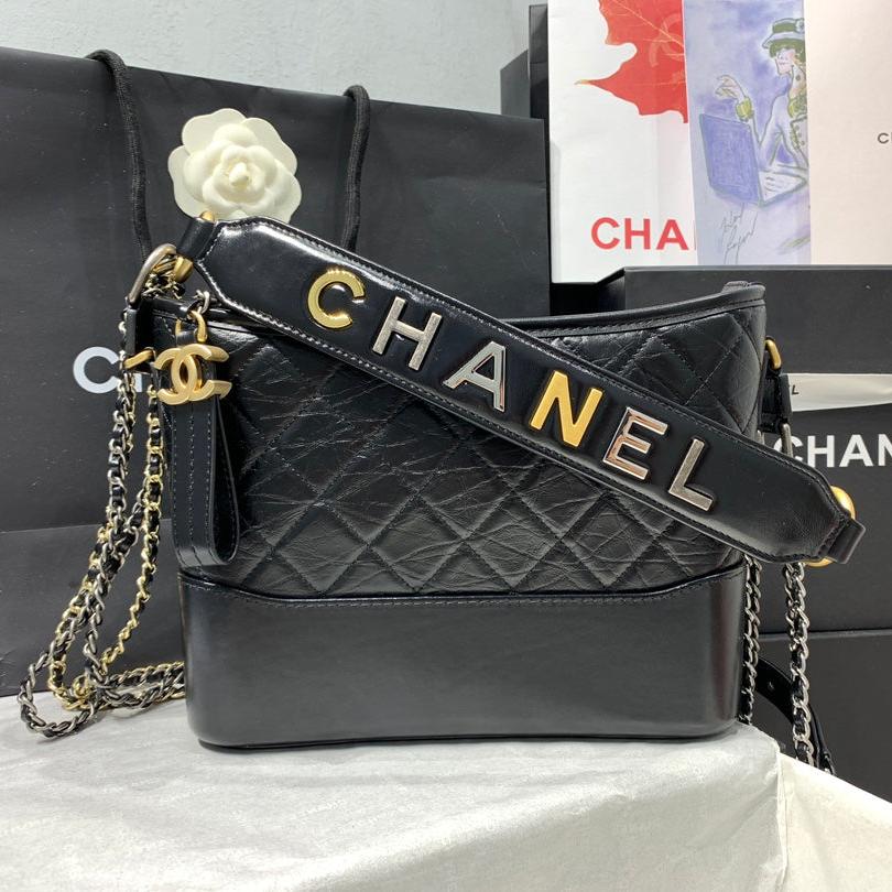 SAC HOBO 25 AVEC BANDOULIÈRE EN CUIR DE VEAU NOIR, ACCESSOIRES DORÉS ET ARGENTÉS 