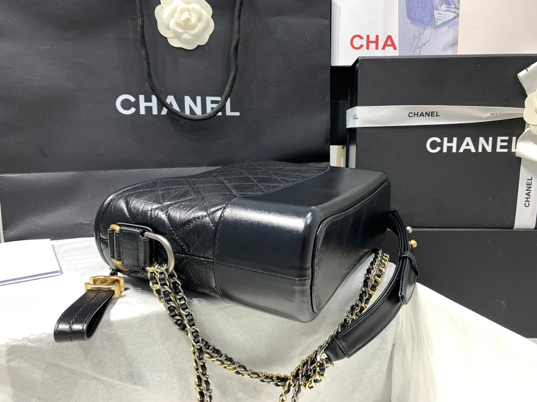 SAC HOBO 25 AVEC BANDOULIÈRE EN CUIR DE VEAU NOIR, ACCESSOIRES DORÉS ET ARGENTÉS 