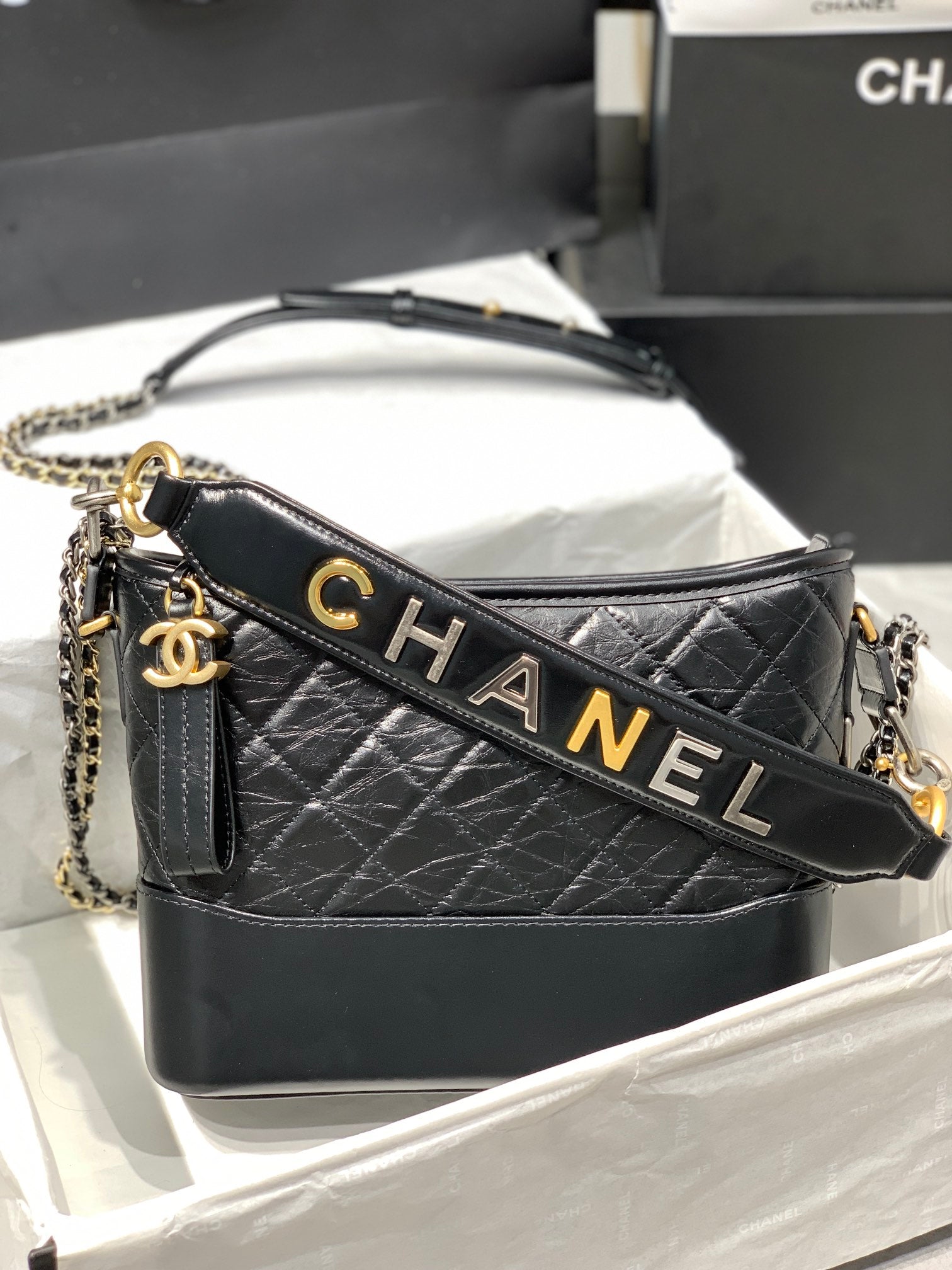 SAC HOBO 25 AVEC BANDOULIÈRE EN CUIR DE VEAU NOIR, ACCESSOIRES DORÉS ET ARGENTÉS 