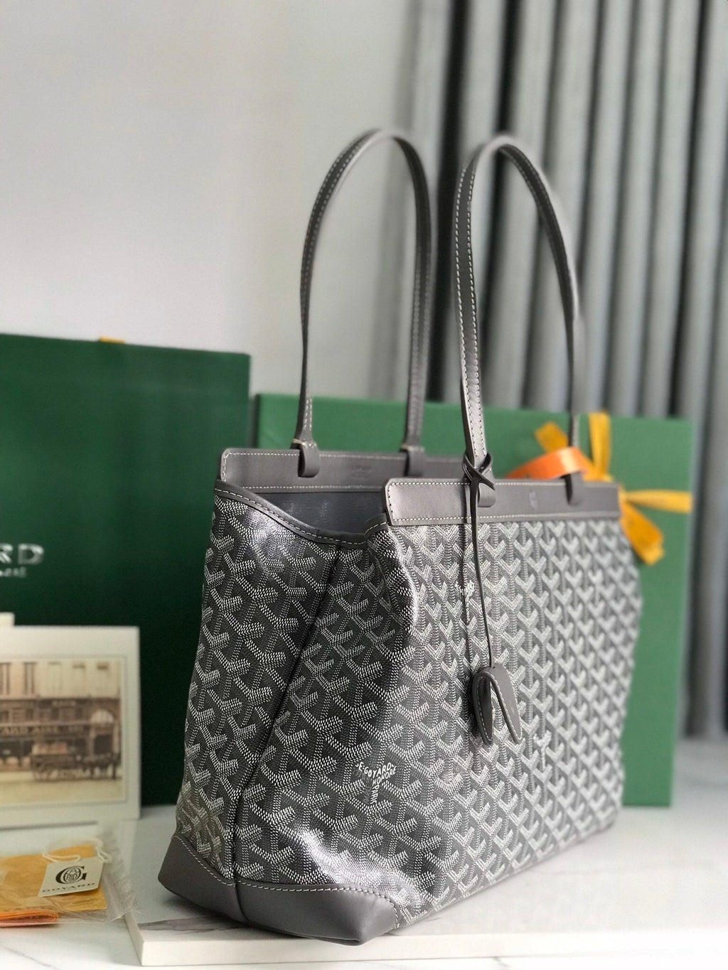 SAC BELLECHASSE BIAUDE PM 36 EN TOILE GOYARDINE GRISE ET GARNITURES EN CUIR DE VEAU