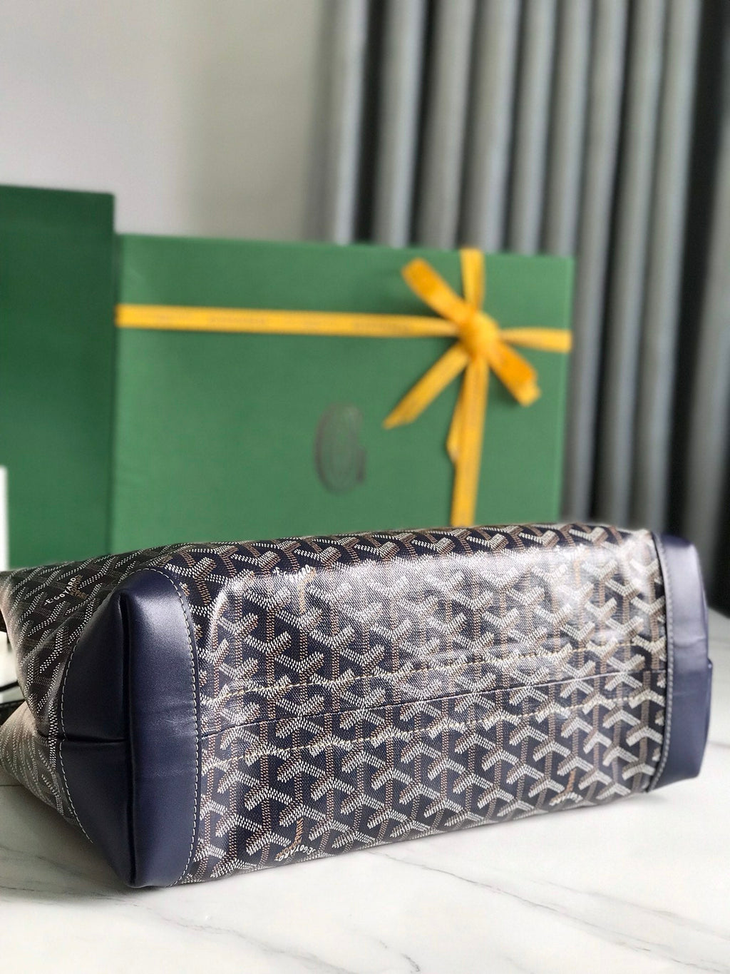 SAC BELLECHASSE BIAUDE PM 36 EN TOILE GOYARDINE BLEU MARINE ET GARNITURES EN CUIR DE VEAU