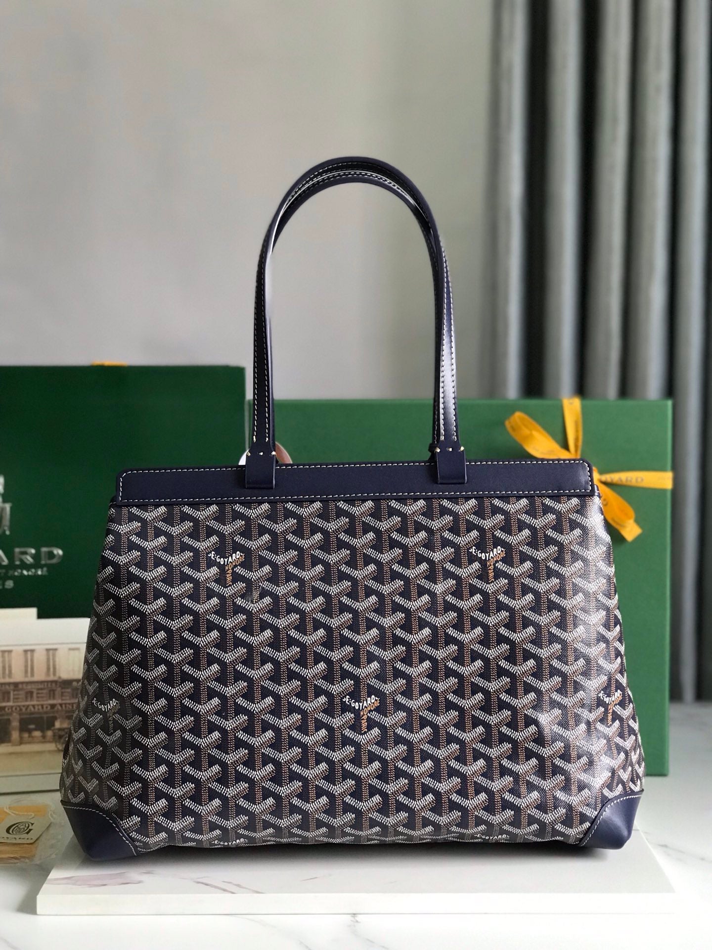 SAC BELLECHASSE BIAUDE PM 36 EN TOILE GOYARDINE BLEU MARINE ET GARNITURES EN CUIR DE VEAU