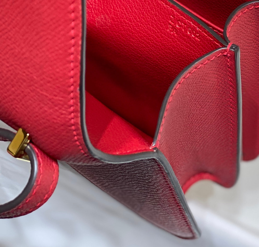 CONSTANCE 24 CUIR EPSOM ROUGE QUINCAILLERIE DORÉ