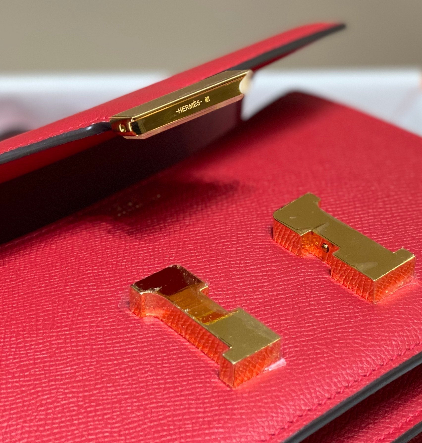 CONSTANCE 24 CUIR EPSOM ROUGE QUINCAILLERIE DORÉ