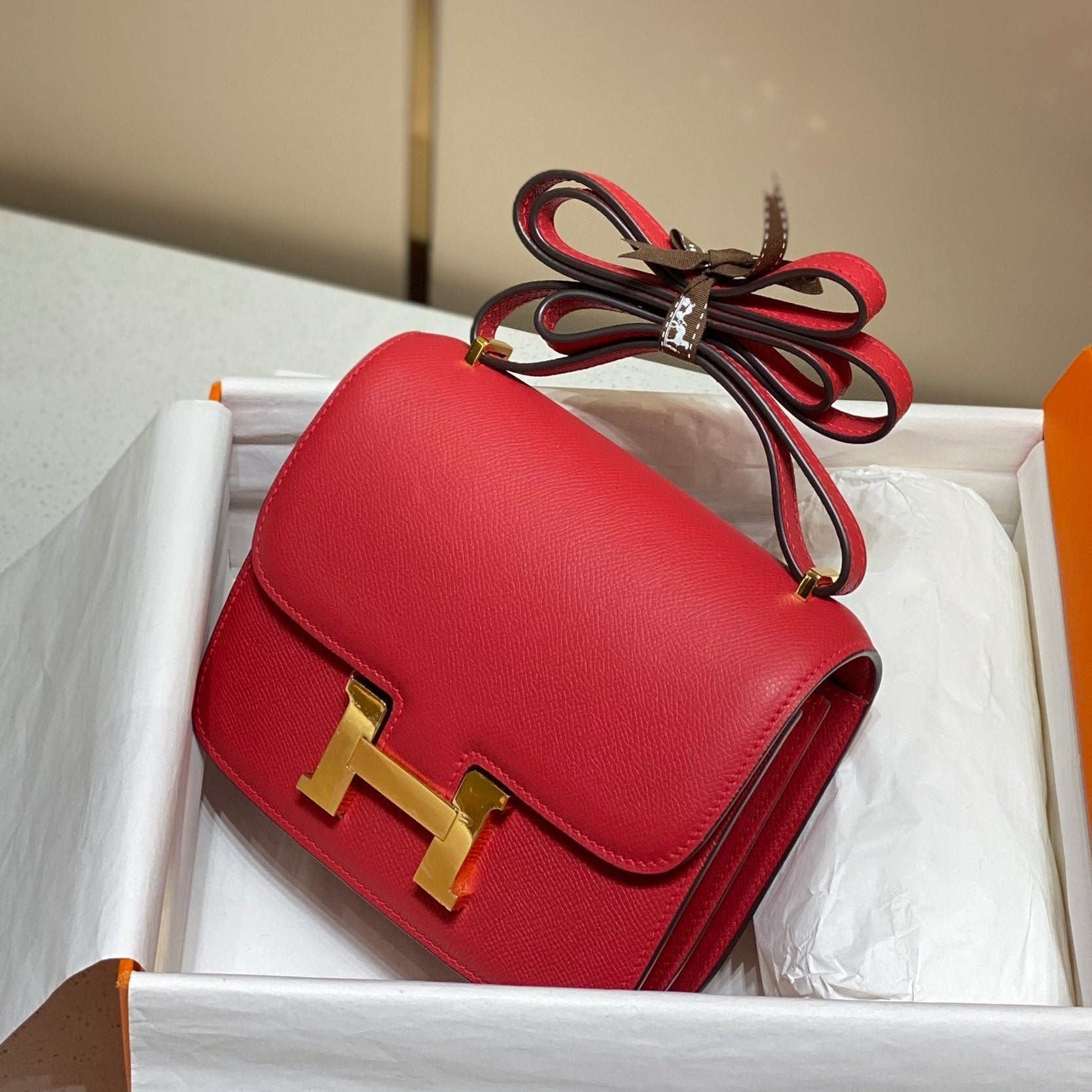 CONSTANCE 24 CUIR EPSOM ROUGE QUINCAILLERIE DORÉ