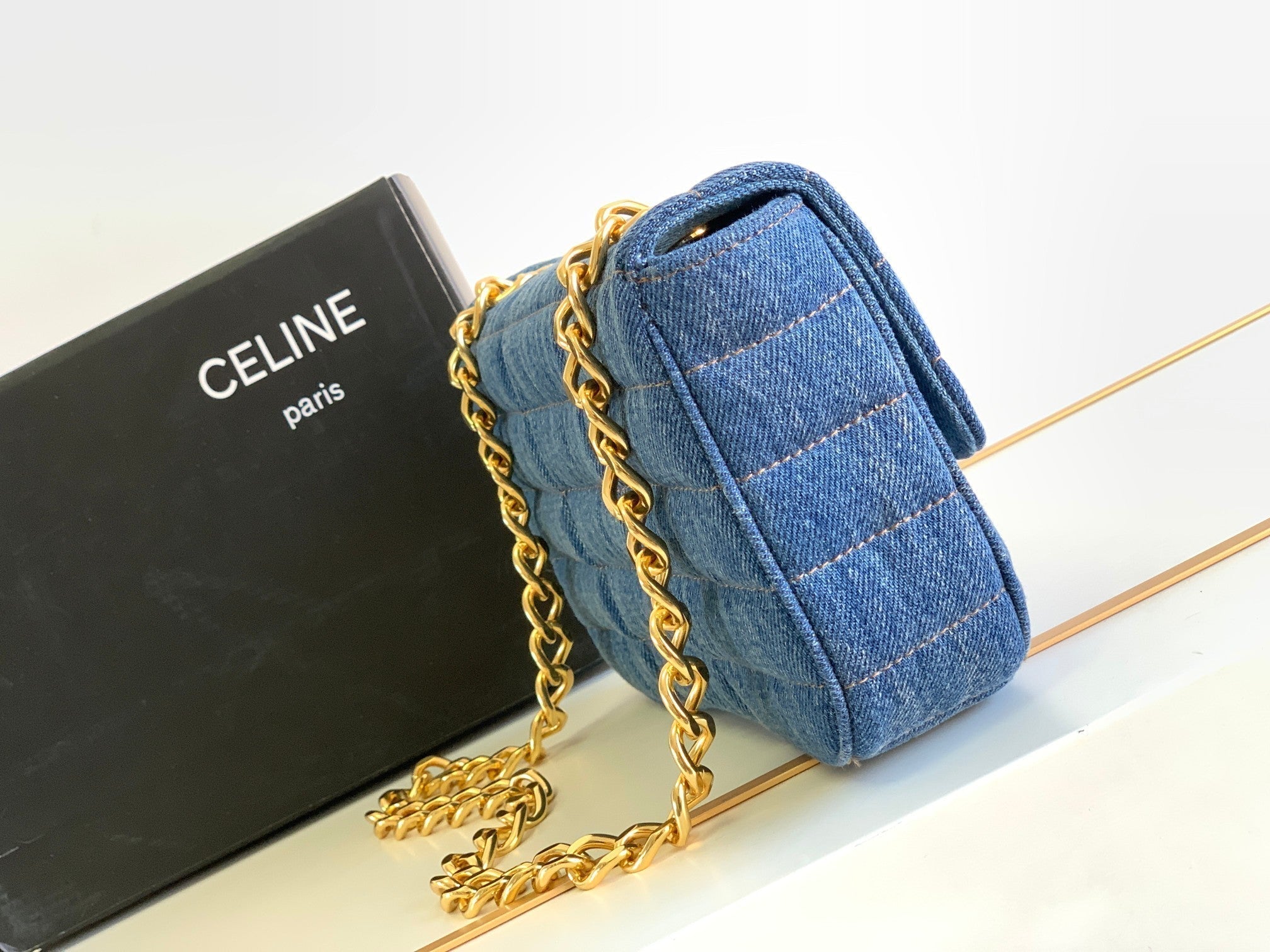 SAC À BANDOULIÈRE EN CUIR DENIM AVEC 24 CHAÎNES