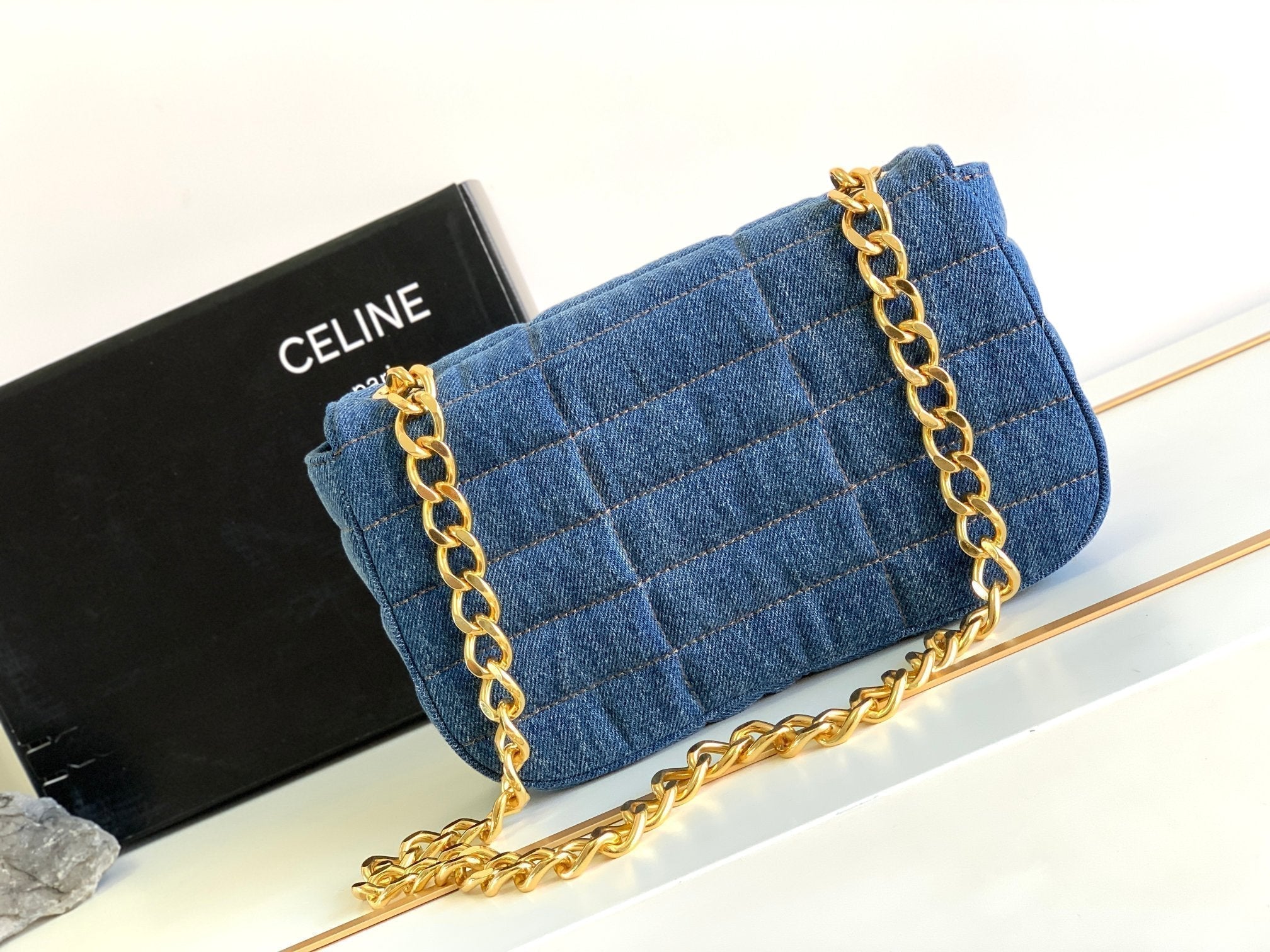 SAC À BANDOULIÈRE EN CUIR DENIM AVEC 24 CHAÎNES