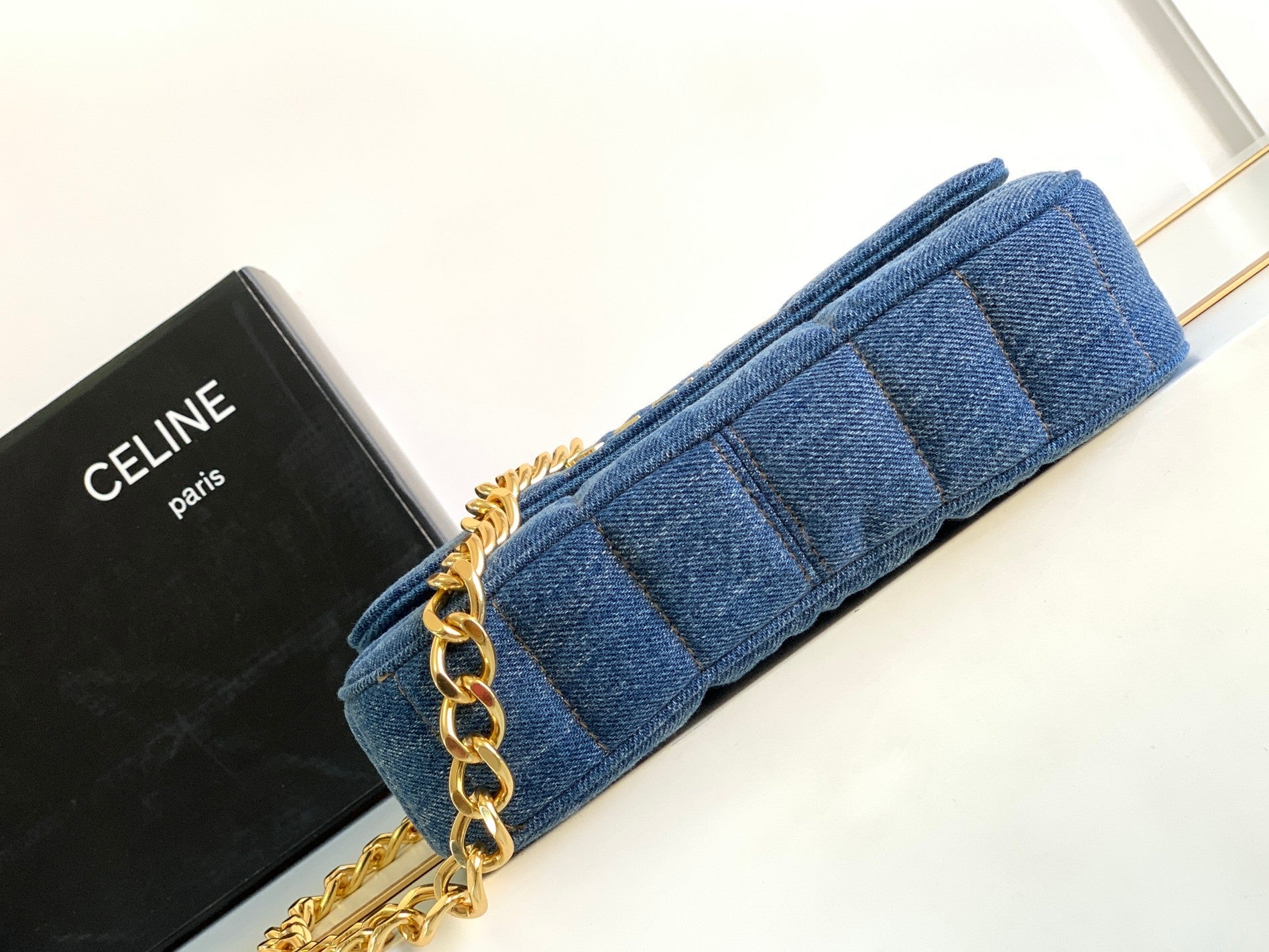 SAC À BANDOULIÈRE EN CUIR DENIM AVEC 24 CHAÎNES
