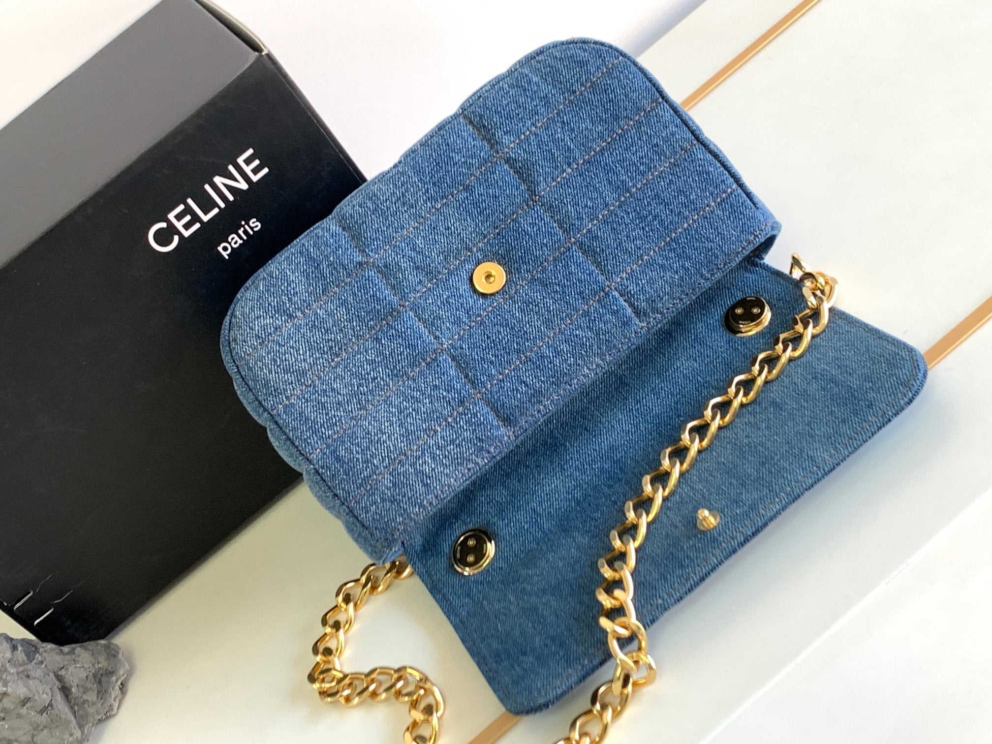 SAC À BANDOULIÈRE EN CUIR DENIM AVEC 24 CHAÎNES