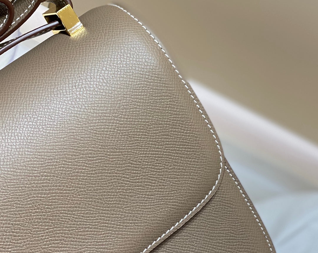 CONSTANCE 24 ETOUPE CUIR EPSOM QUINCAILLERIE DOREE