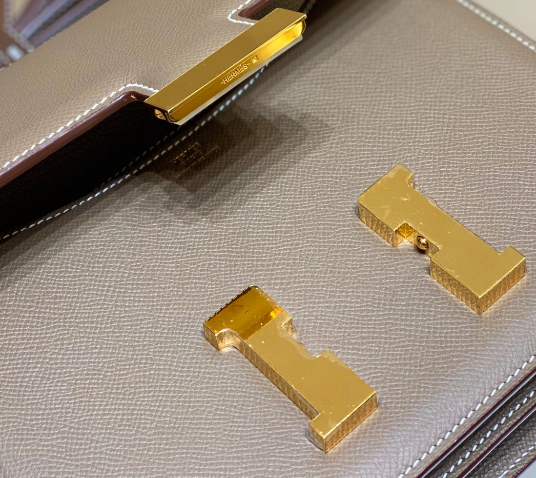 CONSTANCE 24 ETOUPE CUIR EPSOM QUINCAILLERIE DOREE