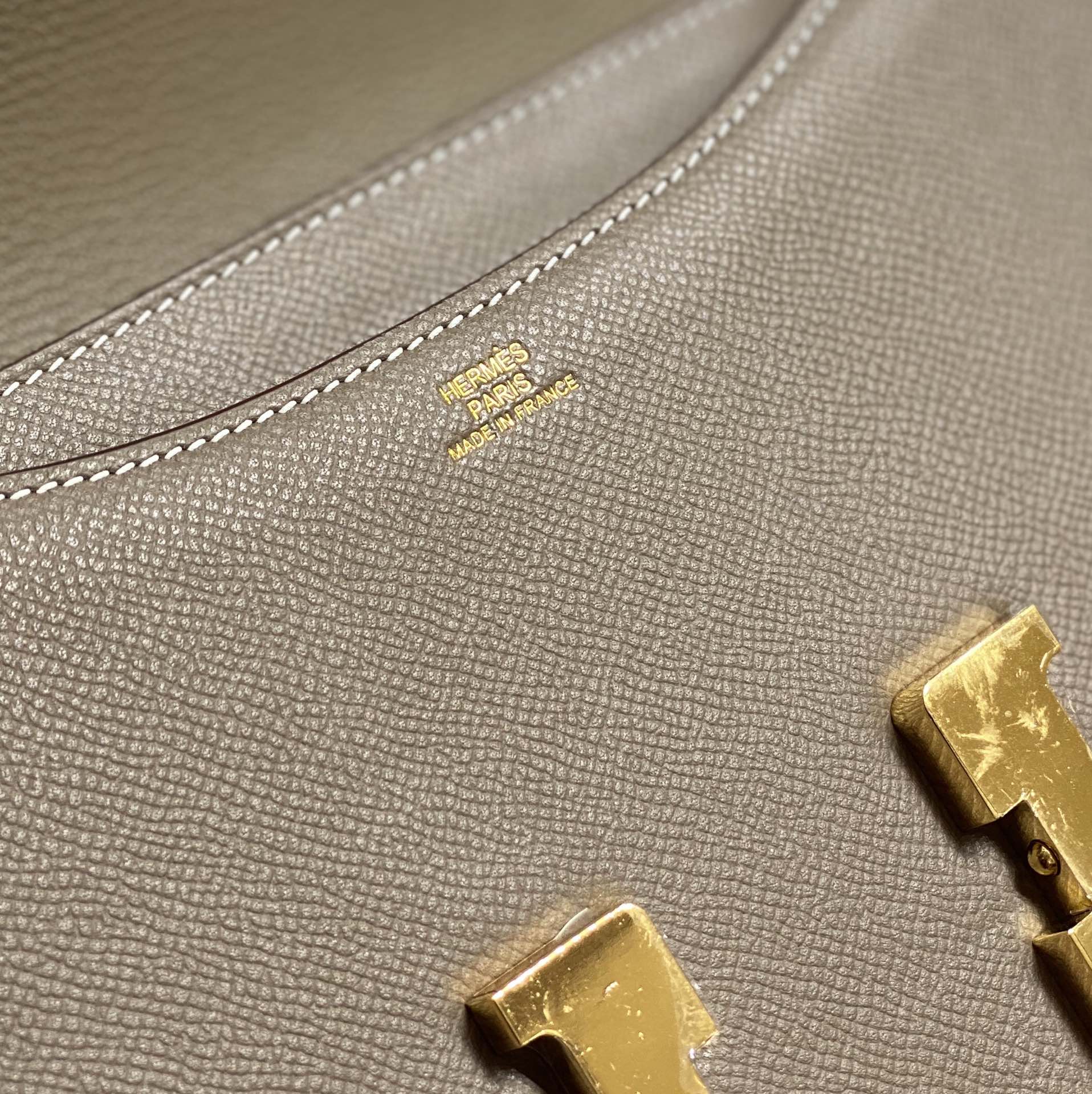 CONSTANCE 24 ETOUPE CUIR EPSOM QUINCAILLERIE DOREE