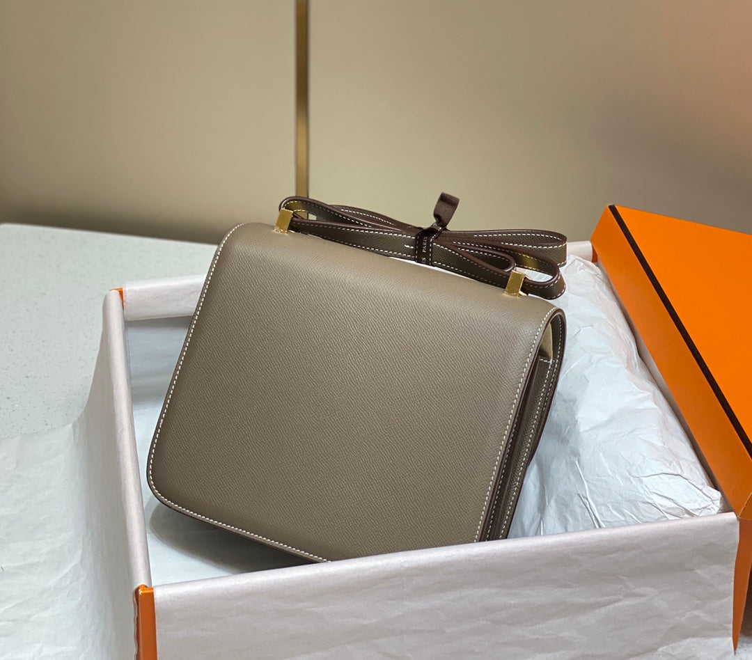 CONSTANCE 24 ETOUPE CUIR EPSOM QUINCAILLERIE DOREE
