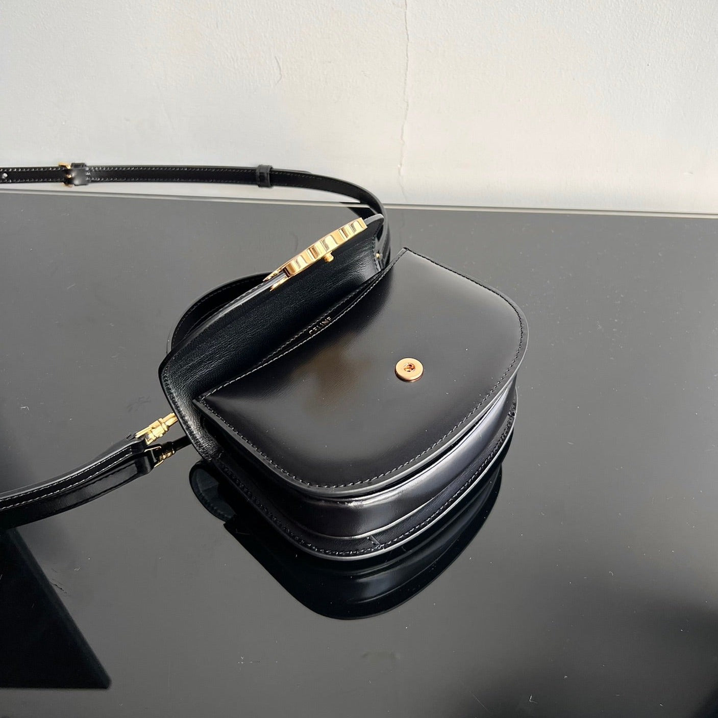 SAC À MAIN TRIOMPHE EN CUIR DE VEAU BRILLANT 18 NOIR