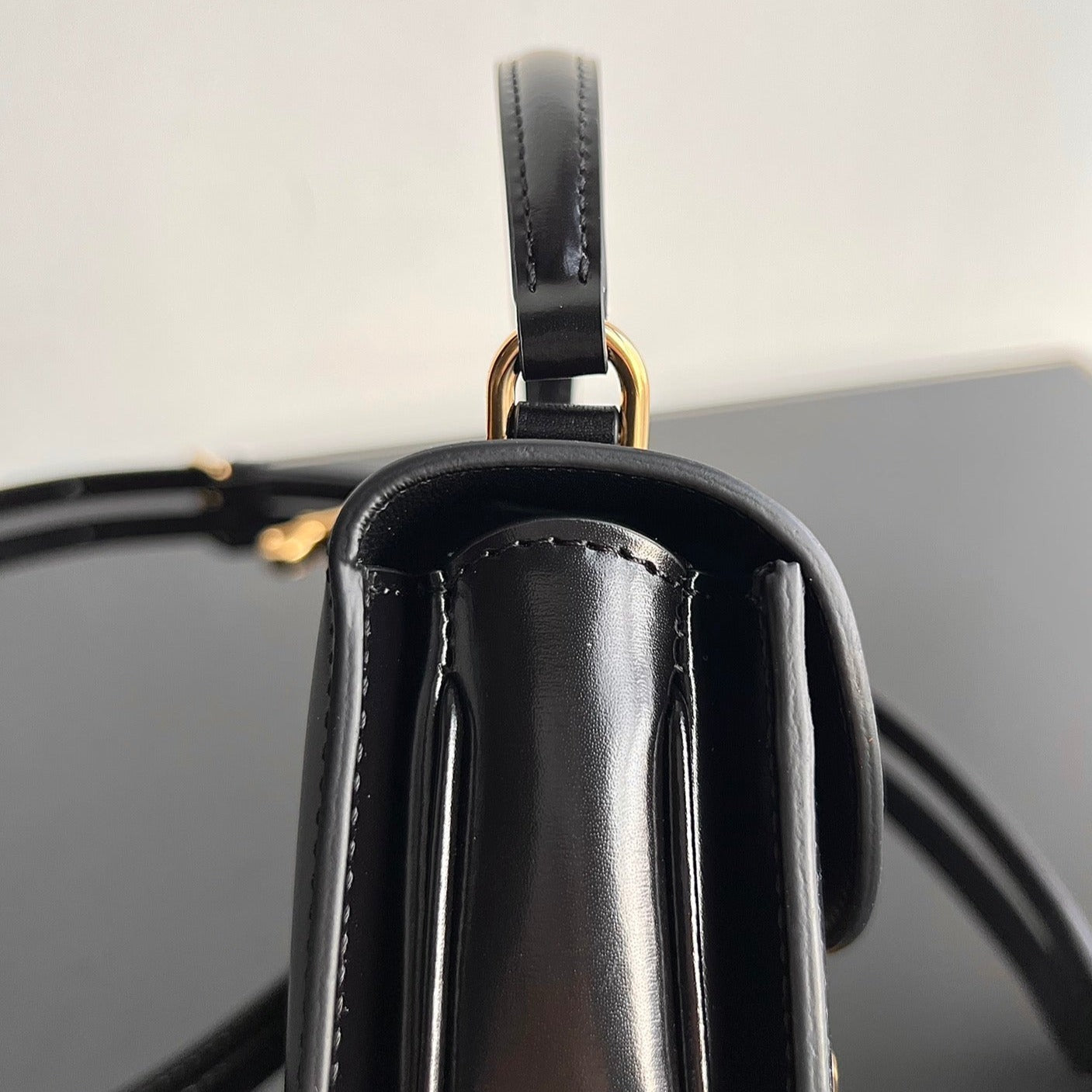 SAC À MAIN TRIOMPHE EN CUIR DE VEAU BRILLANT 18 NOIR