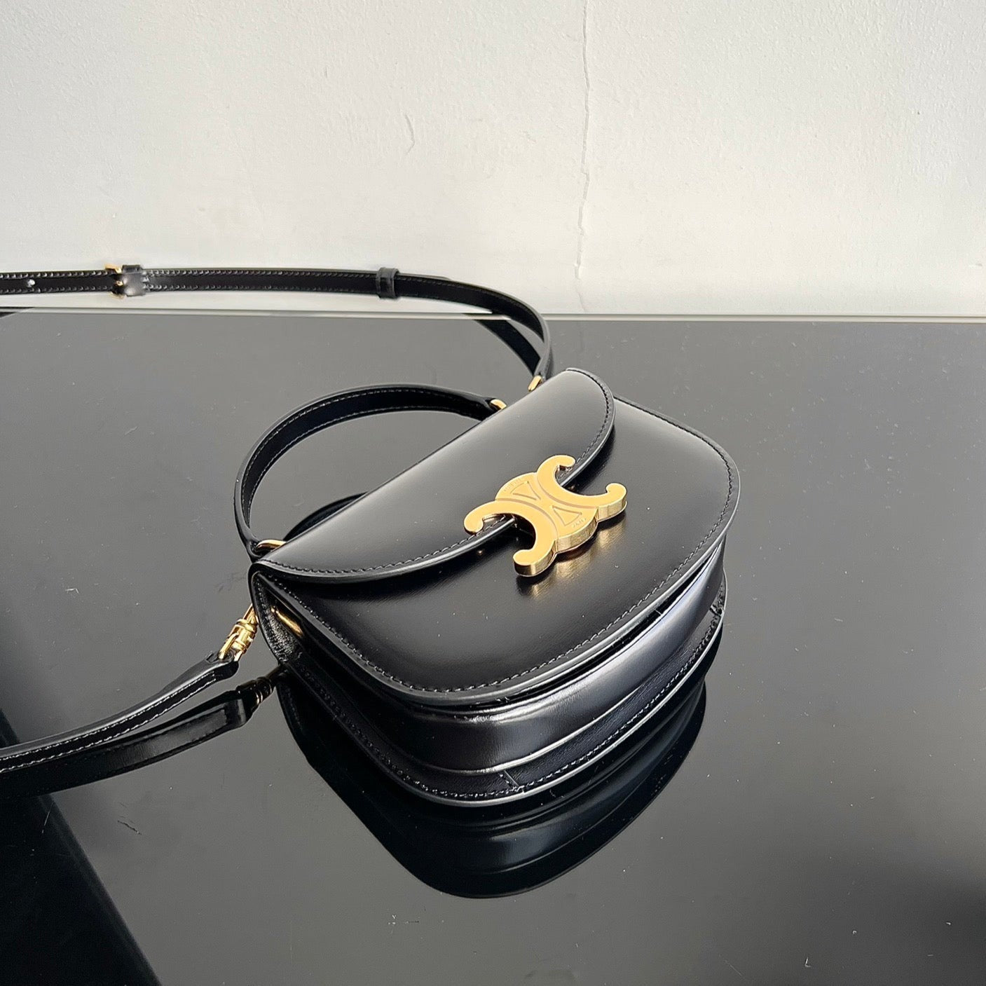 SAC À MAIN TRIOMPHE EN CUIR DE VEAU BRILLANT 18 NOIR