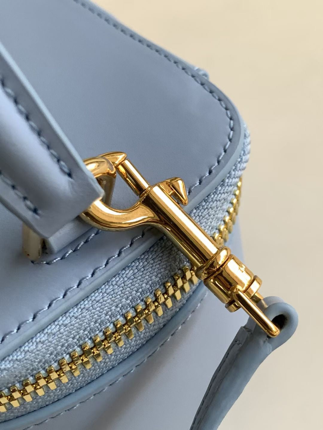 MINI VANITY CASE TRIOMPHE CUIR DE VEAU BLEU CIEL