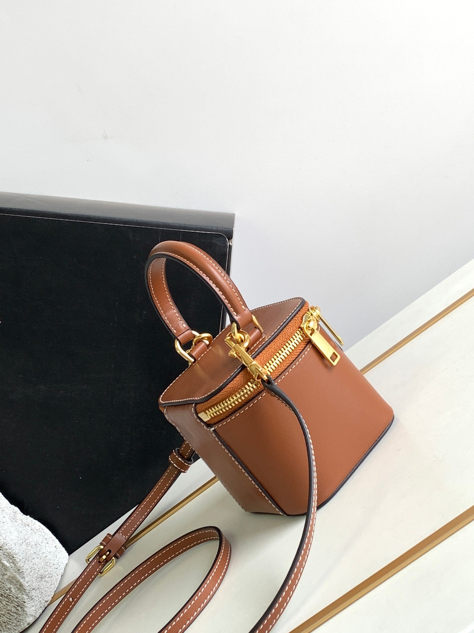 MINI TROUSSE DE VANITY TRIOMPHE EN CUIR DE VEAU TAN