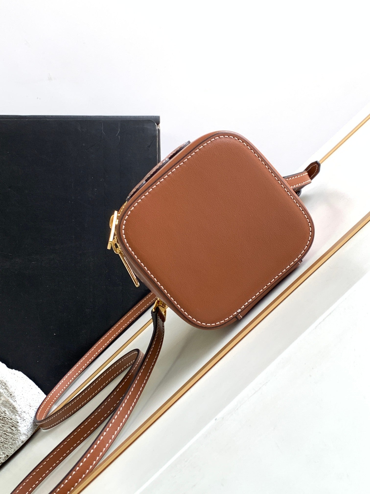 MINI TROUSSE DE VANITY TRIOMPHE EN CUIR DE VEAU TAN