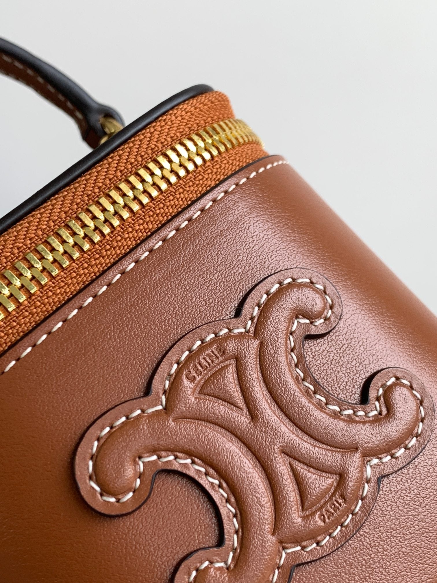 MINI TROUSSE DE VANITY TRIOMPHE EN CUIR DE VEAU TAN