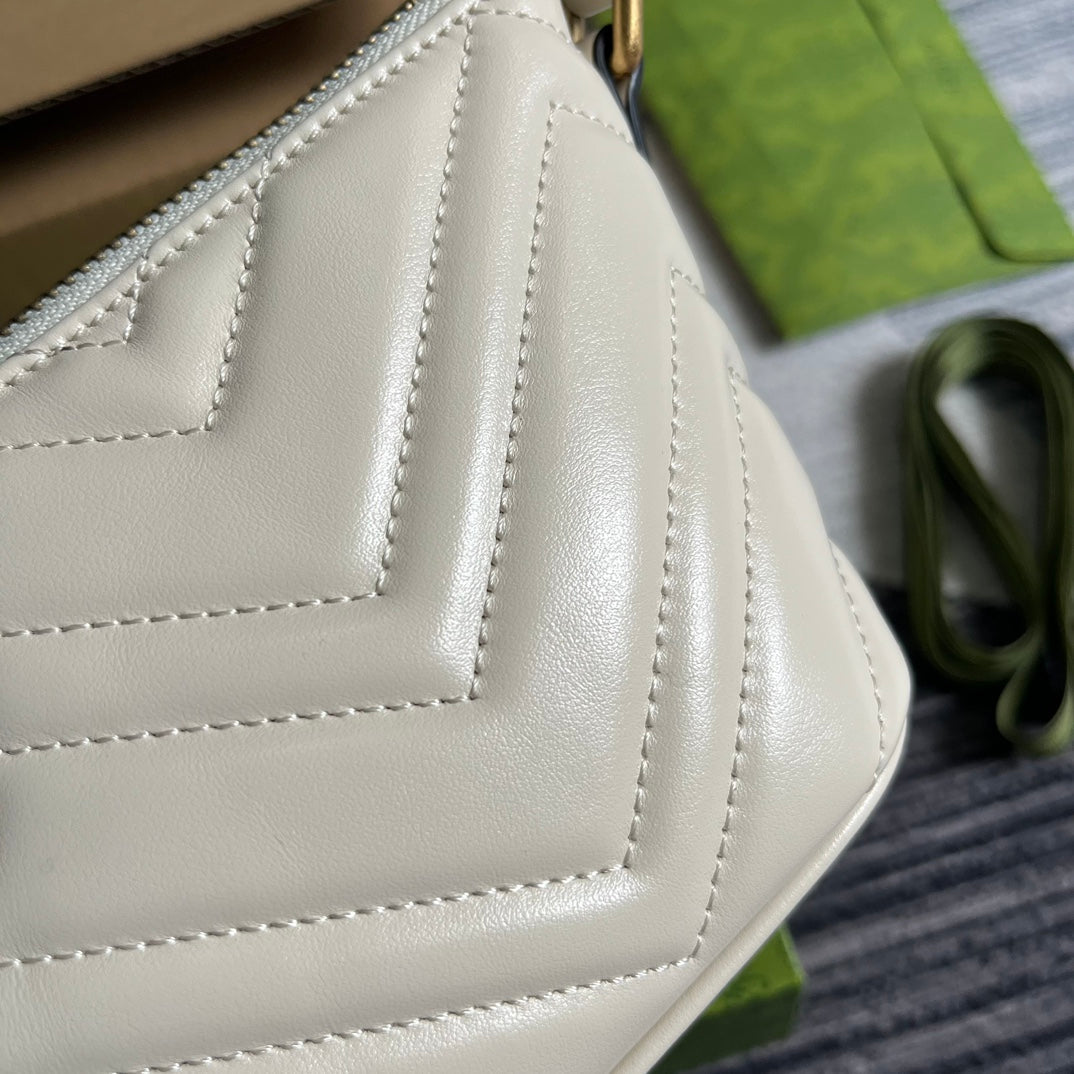 SAC À MAIN GG MARMONT SMALL 23 EN CUIR DE VEAU BLANC AVEC LOGO DORÉ