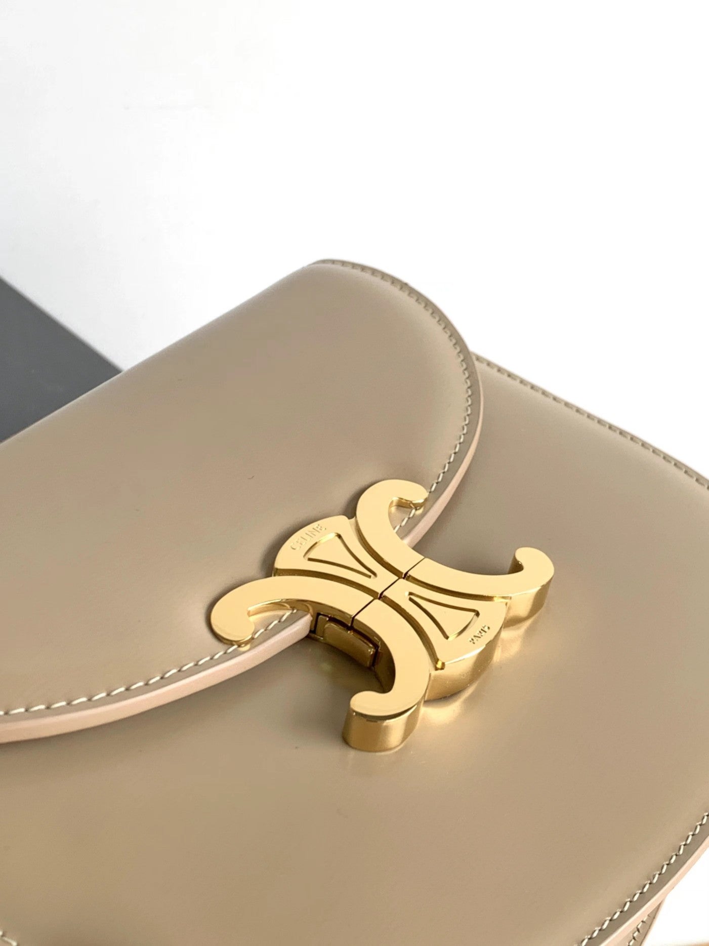 TEEN BESACE TRIOMPHE 18.5 CUIR DE VEAU BEIGE AVEC CHAÎNE